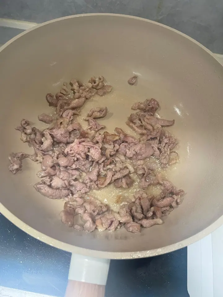 彩椒藕带炒肉片 第 3 步