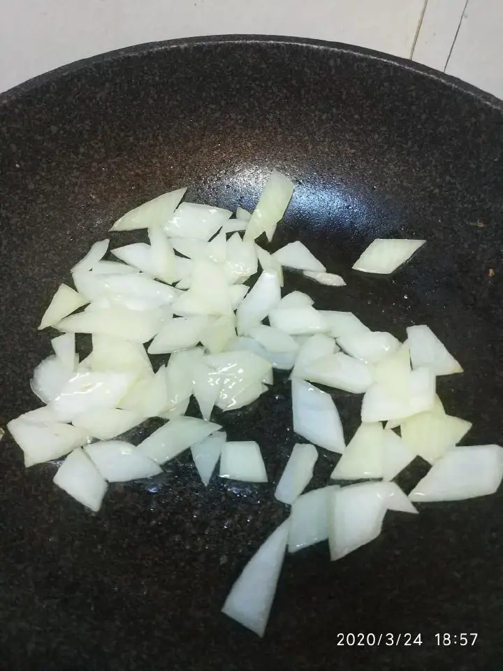 粉条鸡蛋炒洋葱 第 3 步