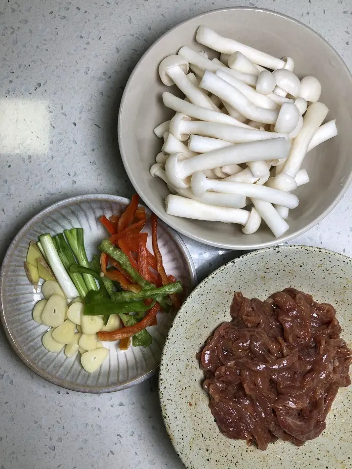 海鲜菇炒肉丝 第 1 步