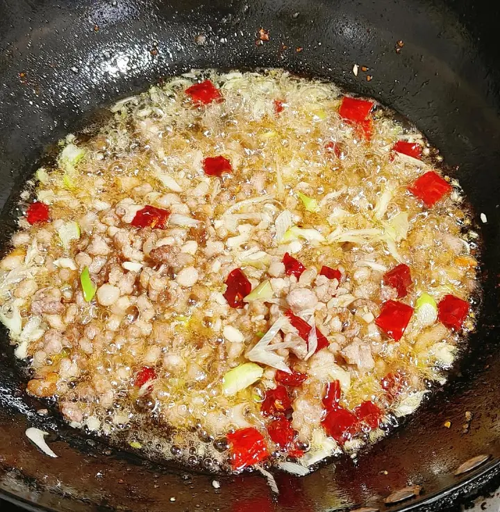 雪里蕻炒肉沫 第 4 步