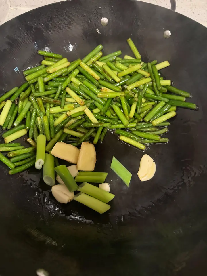 蒜苔炒鸡蛋 第 7 步