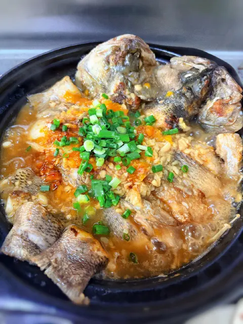 蒜香砂锅焗鲈鱼
