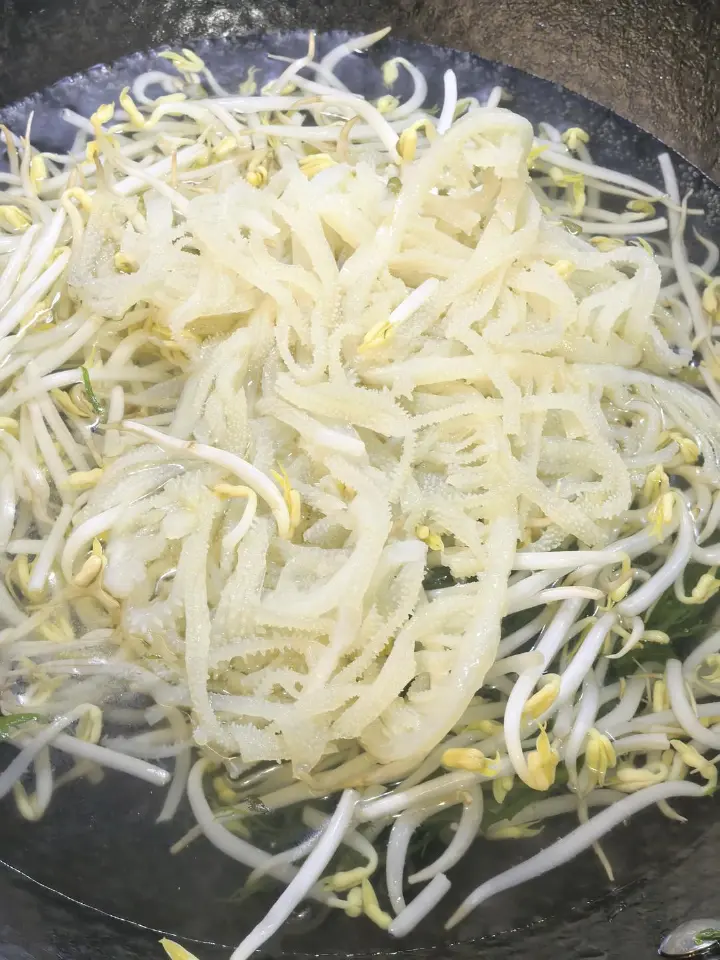 油炝百叶拌豆芽 第 1 步