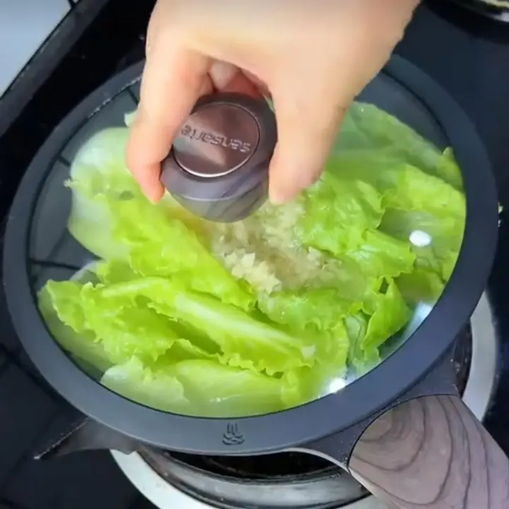 快手焖生菜 第 2 步