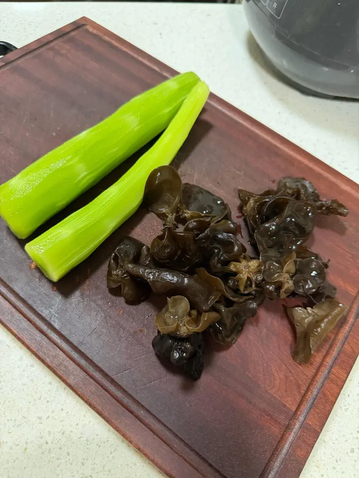 莴笋木耳炒肉片 第 5 步