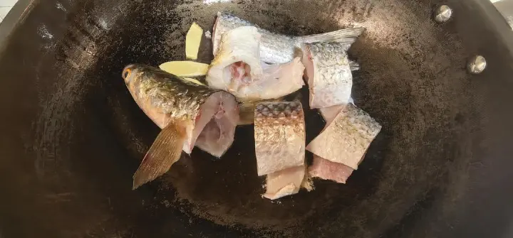 酒酿红烧鲻鱼 第 3 步