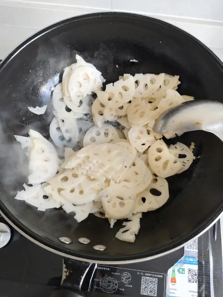 青椒炒藕片 第 1 步