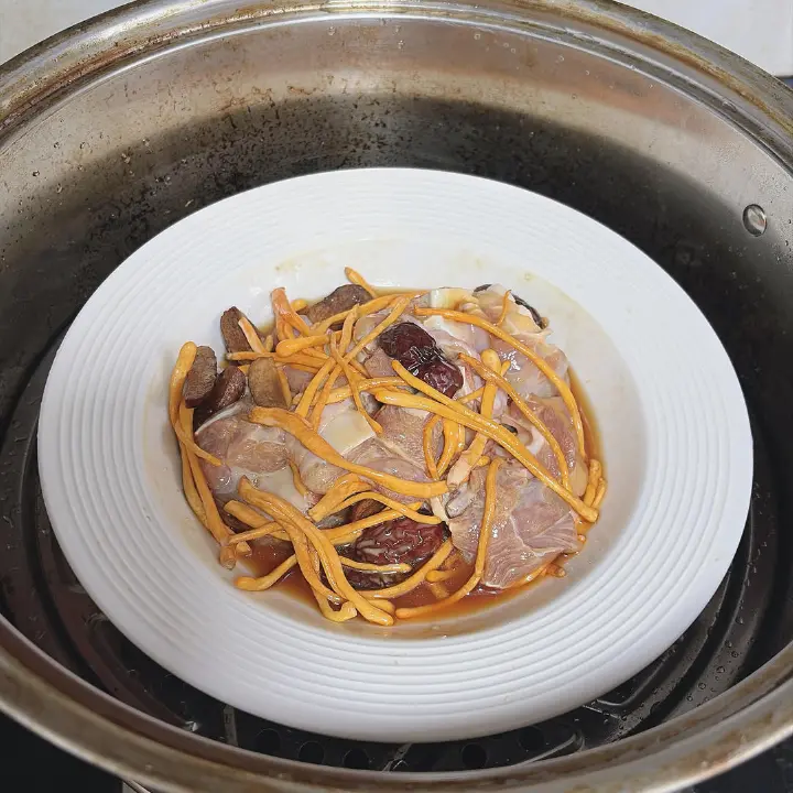虫草花蒸鸡腿肉 第 2 步