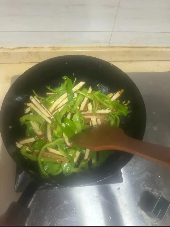 青椒炒豆干 第 3 步