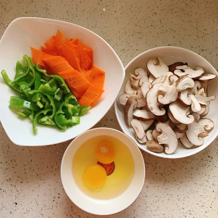 家常香菇炒鸡蛋 第 2 步