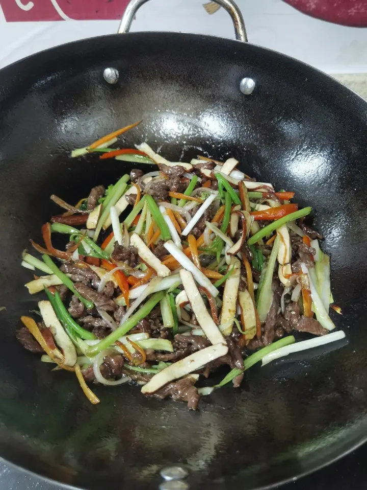 家常小炒肉丝 第 6 步