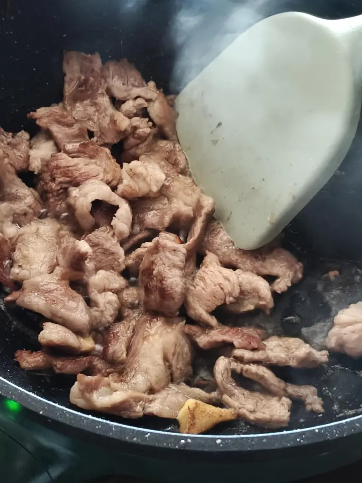 鱼干西红柿烧肉 第 3 步