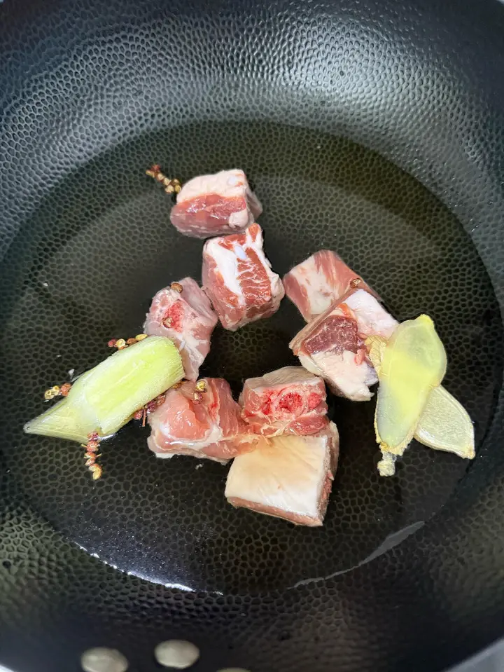 酸菜炖排骨 第 1 步
