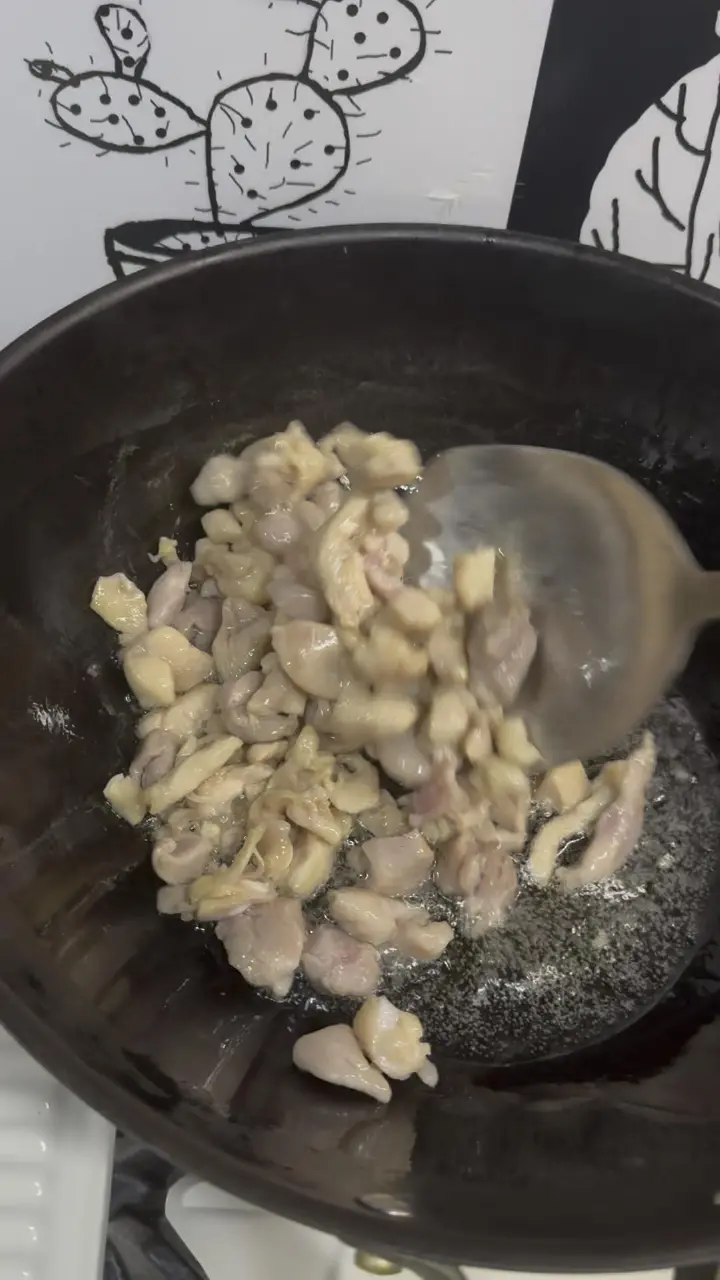 尖椒炒鸡丁 第 2 步
