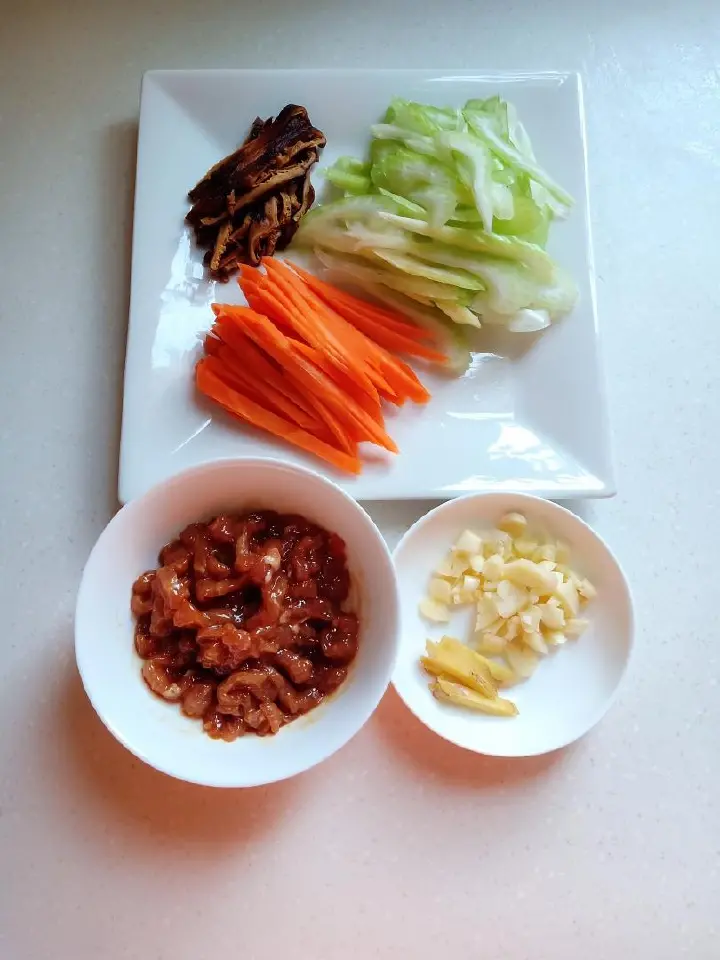 家常小炒肉丝 第 2 步