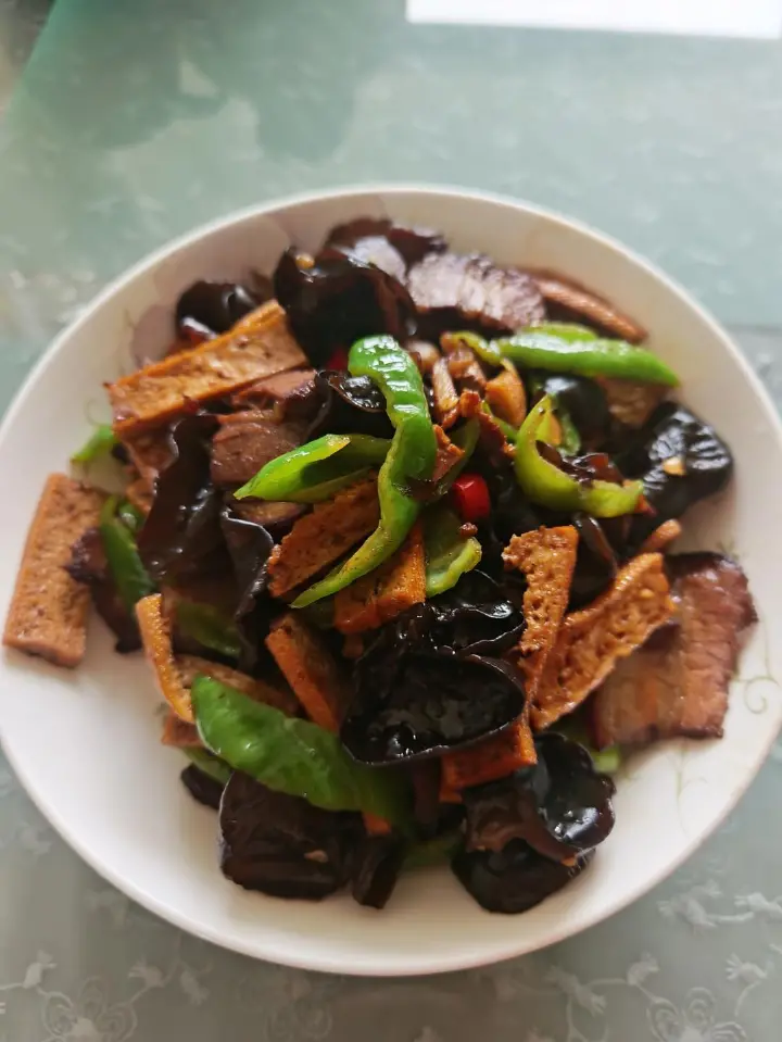 香干木耳回锅肉 第 1 步