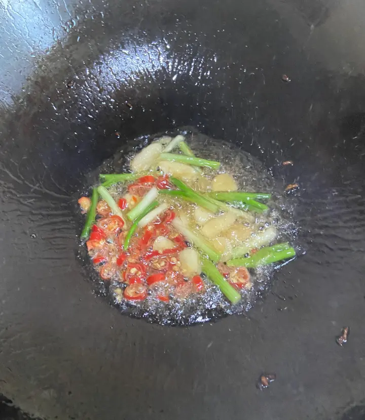 黄豆芽炒油豆腐 第 3 步
