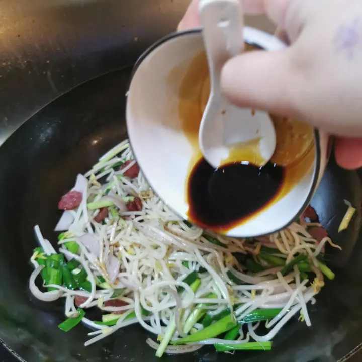 广式腊肠炒面 第 7 步