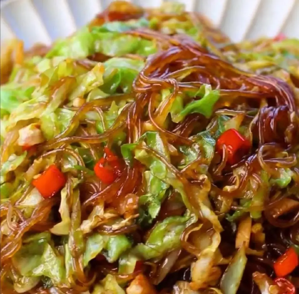 包菜炒粉丝成品图