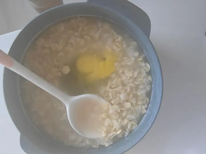 香蕉鸡蛋蒸燕麦 第 4 步