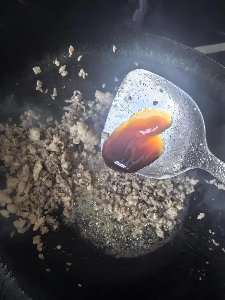 蒜苔炒肉粒 第 4 步