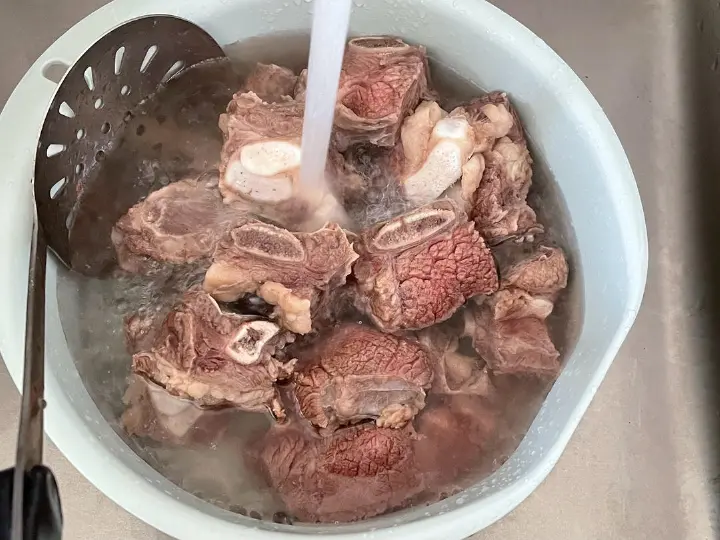 牛肋骨炖白萝卜 第 3 步