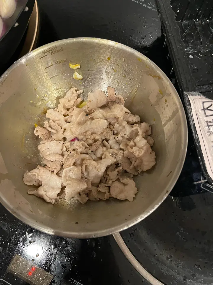 焦糖洋葱炒肉丝 第 1 步