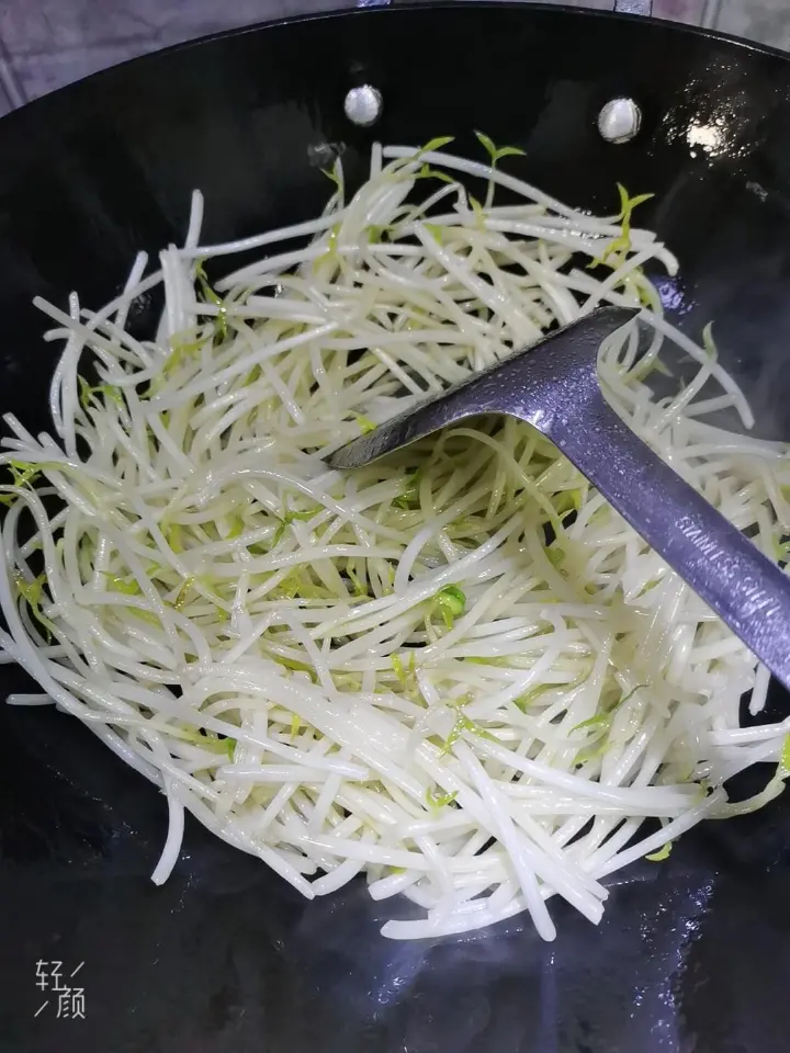 韭菜炒绿豆芽 第 2 步