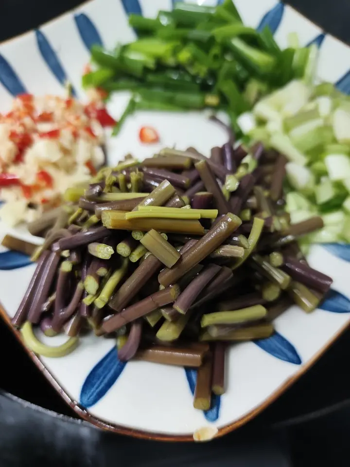 藠头蕨菜炒五花肉 第 2 步