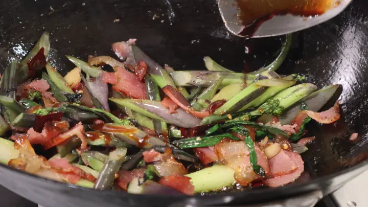 红菜苔炒腊肉 第 7 步