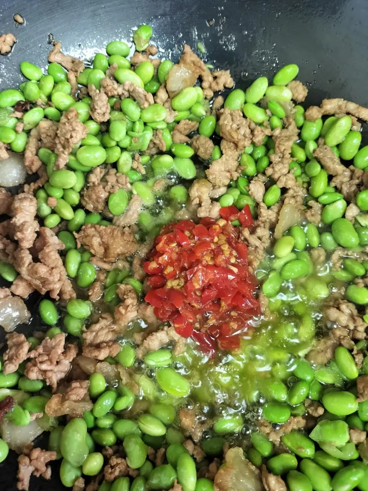 肉末香干炒毛豆 第 6 步