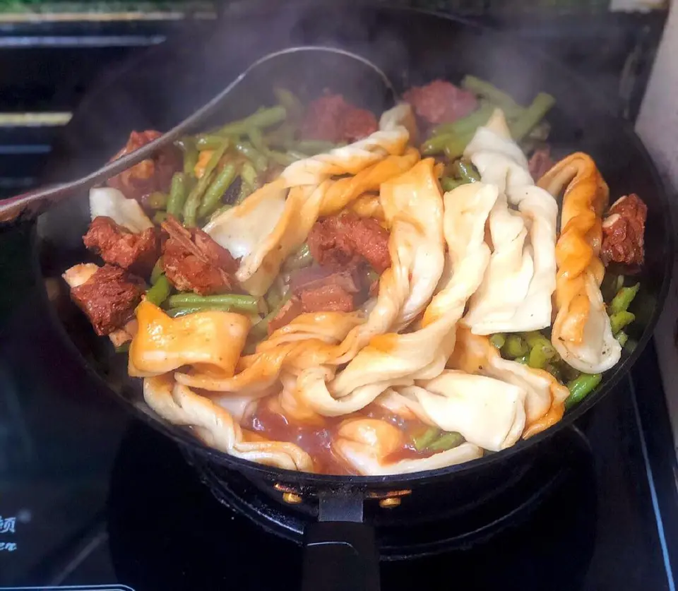 排骨扁豆焖卷子成品图