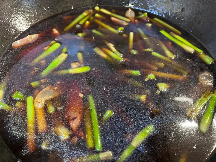 蒜苔腊肠焖面 第 10 步