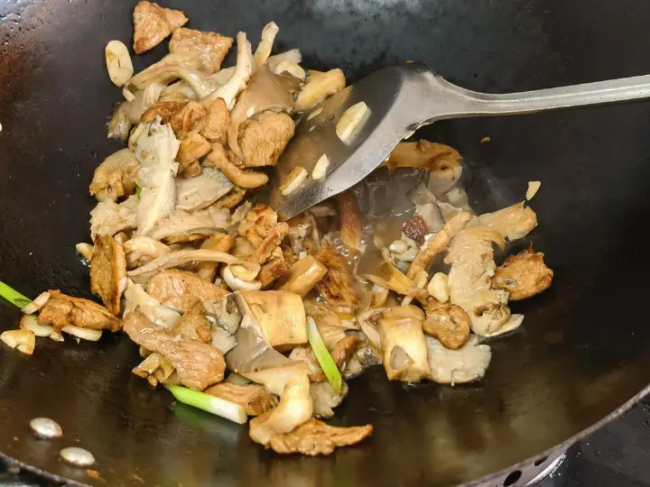平菇炒肉 第 6 步