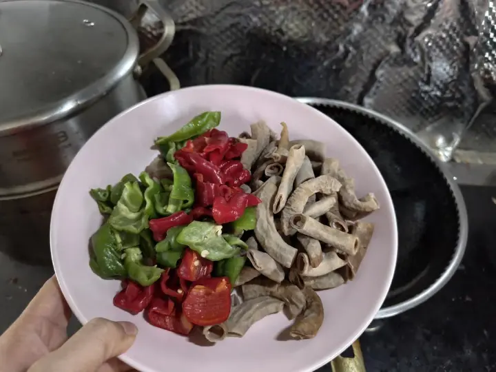 尖椒炒肥肠 第 5 步