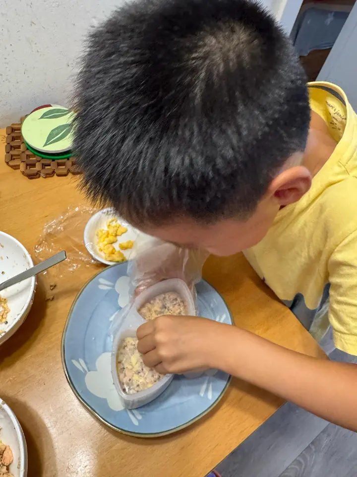 三文鱼杂粮饭团 第 6 步