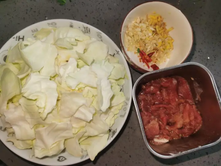 包菜炒肉片 第 1 步