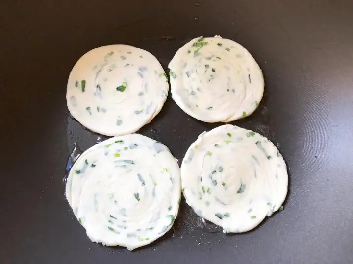 饺子皮葱油饼 第 13 步