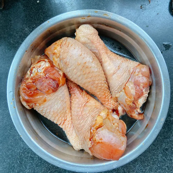 电饭煲焖鸡腿 第 1 步