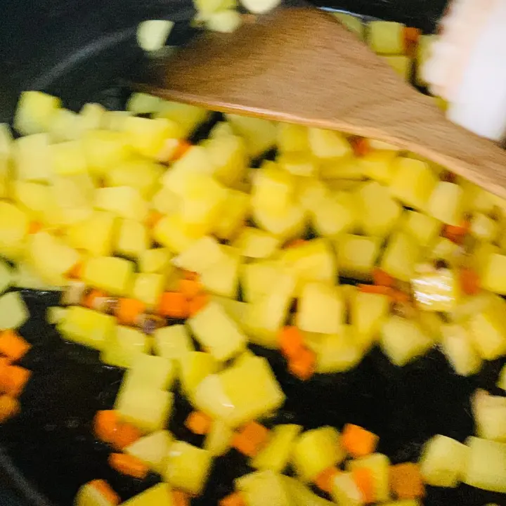 鸡肉咖喱土豆 第 6 步