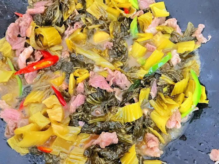 酸菜炒肉片 第 6 步