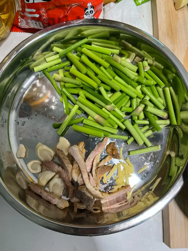 蒜苔炒鸡蛋 第 1 步