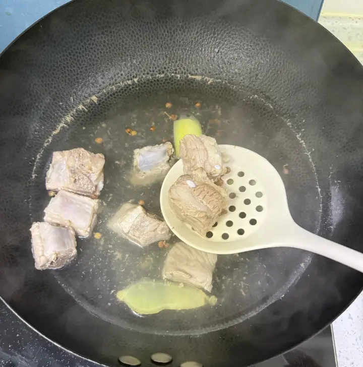 酸菜炖排骨 第 2 步