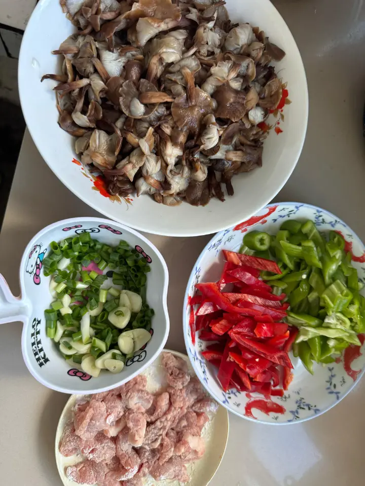 辣椒炒鲜榛蘑 第 1 步