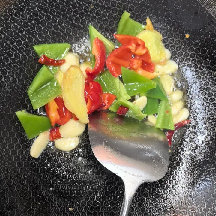 儿菜炒腊肉 第 4 步