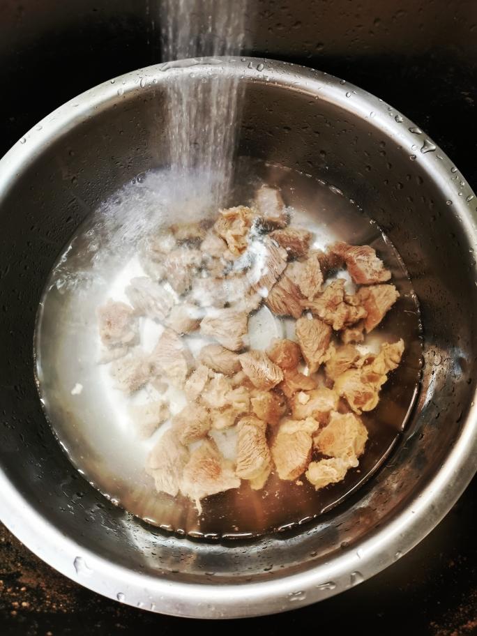 胡萝卜红烧牛腩 第 1 步
