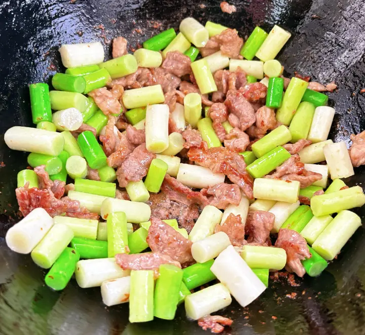 大蒜苔炒肉丝 第 5 步