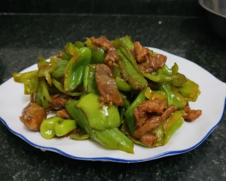 青椒炒肉片与孩儿菜烧腐竹 第 2 步