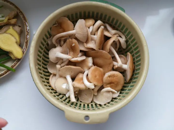 菌菇鸡煲 第 2 步