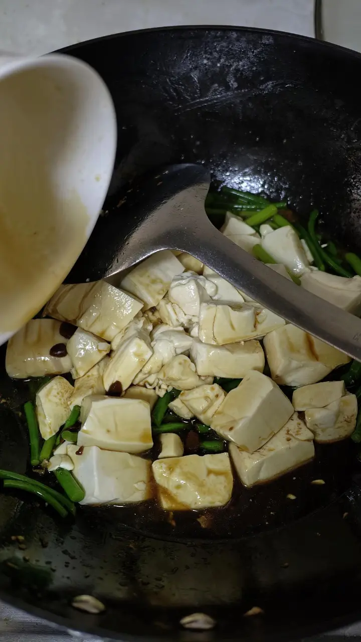 蒜苗烧豆腐 第 6 步